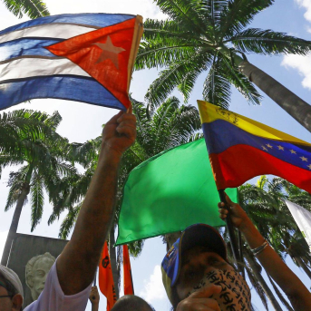 Banderas de Venezuela y Cuba Europa Press/Contacto/Juan Carlos Hernandez