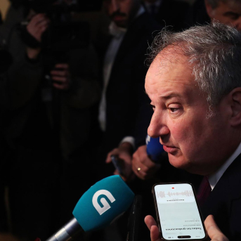 El ministro de Industria y Turismo, Jordi Hereu, atiende a los medios durante una visita al astillero de Navantia, a 12 de enero de 2026, en Ferrol Raúl Lomba - Europa Press