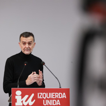 El coordinador federal de IU, Antonio Maíllo, en rueda de prensa este lunes en la sede de IU Andalucía en Sevilla. ROCÍO RUZ/EUROPA PRESS