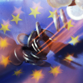 ARCHIVO – 4 de julio de 2011, Baden-Wurtemberg, Karlsruhe: monedas de euro caen sobre una bandera europea en Karlsruhe. Foto: Uli Deck/dpa. Uli Deck/dpa