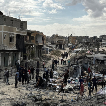Palestinos en los alrededores de un lugar bombardeado por el Ejército de Israel en Jan Yunis que acogía a desplazados por la ofensiva contra la Franja de Gaza (archivo) Doaa El-Baz/APA Images via ZUMA / DPA