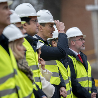 El presidente del Gobierno, Pedro Sánchez (centro), durante el acto de demolición de los primeros edificios del acuartelamiento de Campamento, a 12 de enero de 2026, en Madrid | Alberto Ortega / Europa Press El presidente del Gobierno, Pedro Sánchez (centro), durante el acto de demolición de los primeros edificios del acuartelamiento de Campamento, a 12 de enero de 2026, en Madrid | Alberto Ortega / Europa Press