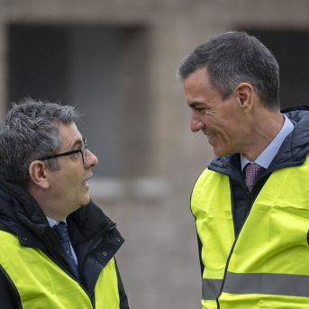 El ministro de la Presidencia, Félix Bolaños, y el presidente del Gobierno, Pedro Sánchez, durante el acto de demolición de los primeros edificios del acuartelamiento de Campamento Alberto Ortega - Europa Press