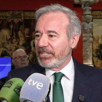 El presidente del Gobierno de Aragón, Jorge Azcón, atiende a los medios de comunicación este lunes en el Patio de la Infanta de Fundación Ibercaja. EUROPA PRESS