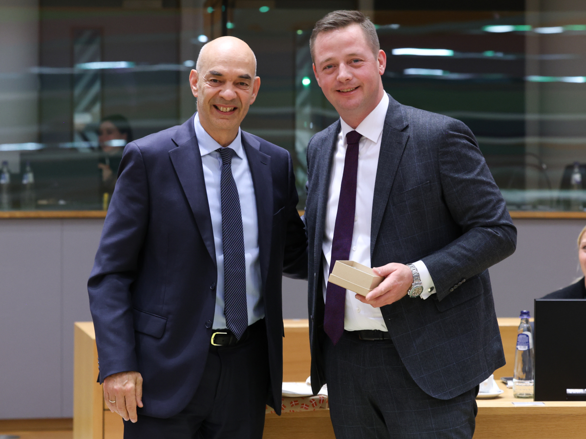 De izquierda a derecha: Alexis VAFEADES (Ministro de Transportes, Comunicaciones y Obras Públicas, Chipre), Thomas DANIELSEN (Ministro de Transportes, Dinamarca)