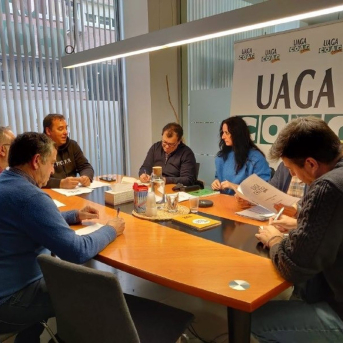 Abengochea (IU-Sumar) atiende las demandas de UAGA en un encuentro marcado por la campaña electoral Abengochea (IU-Sumar) atiende las demandas de UAGA en un encuentro marcado por la campaña electoral