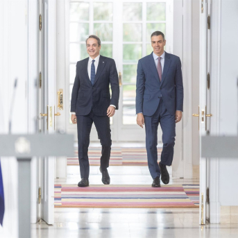 El presidente del Gobierno, Pedro Sánchez, recibe al primer ministro de Grecia, Kyriákos Mitsotákis, en La Moncloa, a 12 de enero de 2026, en Madrid (España).  Eduardo Parra - Europa Press