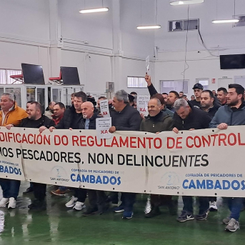 Ampliación | Armadores y marineros se movilizan en Cambados contra el inasumible diario electrónico de pesca Ampliación | Armadores y marineros se movilizan en Cambados contra el inasumible diario electrónico de pesca