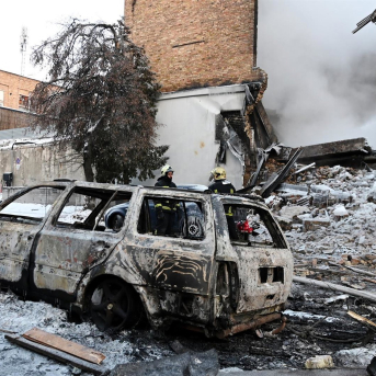 Bomberos trabajan en el lugar de un edificio alcanzado por un ataque con drones rusos en Kiev, Ucrania Aleksandr Gusev/SOPA Images via / DPA