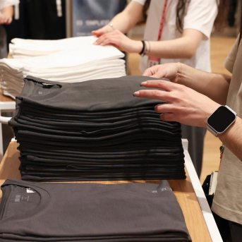 Varios dependientes colocan la ropa en una tienda de moda Marta Fernández - Europa Press Varios dependientes colocan la ropa en una tienda de moda Marta Fernández - Europa Press