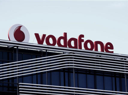 Logo de Vodafone en el edificio de la compañía telefónica en Madrid, situada en Avenida de América, 115, Eduardo Parra - Europa Press