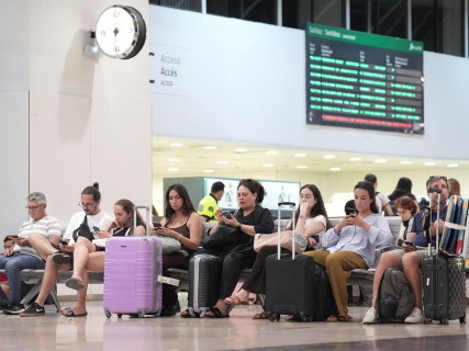 Varias personas con maletas, en la estación de Sants, a 8 de agosto de 2025, en Barcelona, Catalunya (España).   David Zorrakino - Europa Press