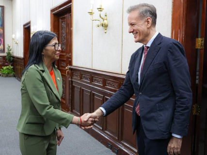 La presidenta encargada de Venezuela, Delcy Rodríguez, y el embajador español en Caracas, Álvaro Albacete GOBIERNO DE VENEZUELA