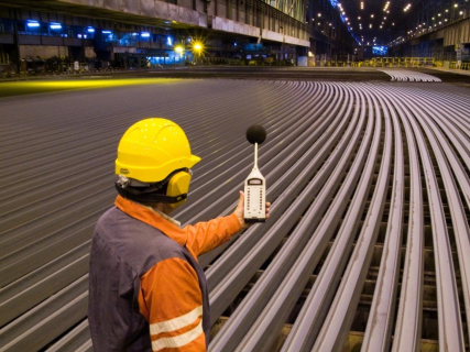 Un trabajador en una planta de ArcerlorMittal ARCERLORMITTAL