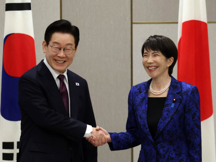 El presidente de Corea del Sur, Lee Jae Myung, junto a la primera ministra japonesa, Sanae Takaichi. Europa Press/Contacto/POOL