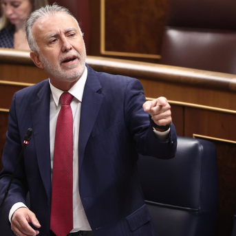El ministro de Política Territorial y Memoria Democrática, Ángel Víctor Torres, interviene durante una sesión de control al Gobierno, en el Congreso de los Diputados, a 19 de noviembre de 2025, en Madrid (España).  Eduardo Parra - Europa Press