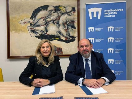 Elena Jiménez de Andrade, presidenta del Colegio de Mediadores de Seguros de Madrid, y Pedro Junquera, delegado Centro de Grupo Mutua Propietarios. COLEGIO MEDIADORES DE MADRID