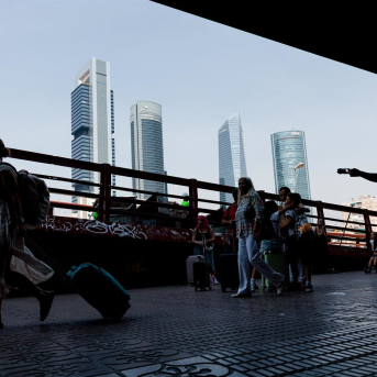 Varias personas esperan con maletas en la estación Chamartín Clara Campoamor, con las cuatro torres de fondo, a 19 de agosto de 2025, en Madrid Carlos Luján - Europa Press Varias personas esperan con maletas en la estación Chamartín Clara Campoamor, con las cuatro torres de fondo, a 19 de agosto de 2025, en Madrid Carlos Luján - Europa Press