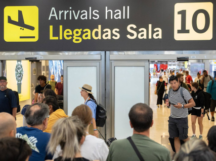Varias personas esperan en las llegadas de la T4 en el Aeropuerto Adolfo Suárez Madrid-Barajas, a 31 de agosto de 2025, en Madrid (España).   Alejandro Martínez Vélez - Europa Press