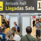 Varias personas esperan en las llegadas de la T4 en el Aeropuerto Adolfo Suárez Madrid-Barajas, a 31 de agosto de 2025, en Madrid (España).   Alejandro Martínez Vélez - Europa Press