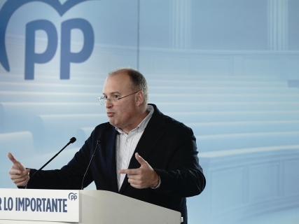 El secretario general del PP, Miguel Tellado, durante la apertura de la 28 Interparlamentaria del PP, en el Palexco, a 10 de enero de 2026, en A Coruña, Galicia (España).  Gustavo de la Paz - Europa Press