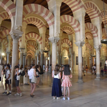 Turistas en el interior de la Mezquita de Córdoba, en una imagen de archivo. CABILDO CATEDRAL DE CÓRDOBA Turistas en el interior de la Mezquita de Córdoba, en una imagen de archivo. CABILDO CATEDRAL DE CÓRDOBA