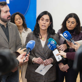 La secretaria xeral del PPdeG, Paula Prado, junto a la presidenta provincial del PP de Lugo, Elena Candia, comparece ante los medios ÍÑIGO ROLÁN