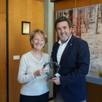El alcalde de Calvià, Juan Antonio Amengual, recibe a Kate Mentik, exregidora del municipio, condecorada por el Rey Carlos III de Reino Unido con la Medalla del Imperio Británico AYUNTAMIENTO DE CALVIÀ