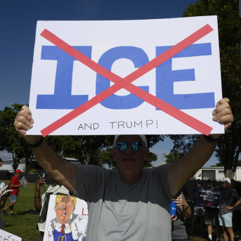 Un cartel en contra del Servicio de Control de Inmigración y Aduanas (ICE, por sus siglas en inglés) Europa Press/Contacto/Michele Eve Sandberg