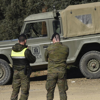 Militares acordonando el lugar donde fueron localizados los dos militares fallecidos en la base de Cerro Muriano. RAFAEL MADERO/EUROPA PRESS