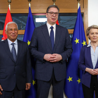 El presidente de Serbia, Aleksandar Vucic (C), se reúne con la presidenta de la Comisión Europea, Ursula von der Leyen (D), y el presidente del Consejo Europeo, Antonio Costa, en Bruselas (ARCHIVO). Alexandros Michailidis/EU Counci / DPA