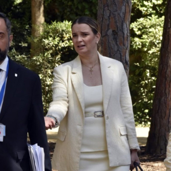 El jefe de Gabinete de Prohens (d), junto a la presidenta. DAVID OLLER- EUROPA PRESS