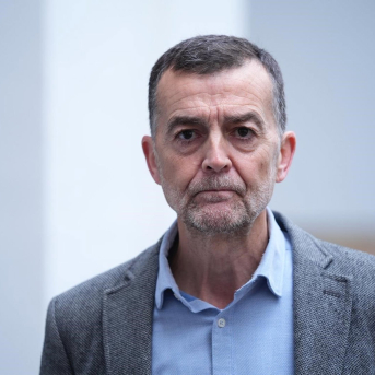 El coordinador federal de IU, Antonio Maíllo, atiende a los medios en el Parlamento andaluz. JOAQUÍN CORCHERO/EUROPA PRESS