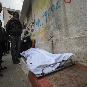 Palestinos junto al cadáver de una persona muerta tras el derrumbe de un edificio en la Franja de Gaza (archivo) Europa Press/Contacto/Omar Ashtawy