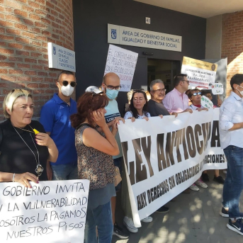 Una concentración de afectados por la Ocupación PLATAFORMA DE AFECTADOS POR LA OCUPACIÓN