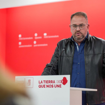 El alcalde de Mérida, Antonio Rodríguez Osuna, en una rueda de prensa en la sede regional del partido. PSOE DE EXTREMADURA