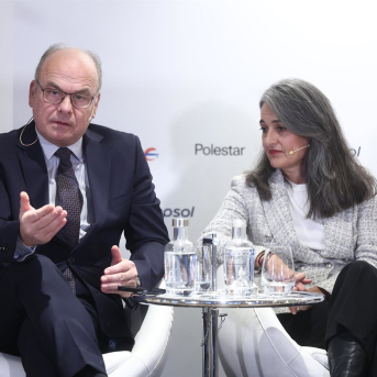 El jefe de Mobility City, Jaime Armengol, y la subdirectora de Productos Energéticos de Repsol, Estíbaliz Pombo, durante la Jornada ‘Innovación Urbana. Movilidad Sostenible y Smart Cities’. Eduardo Parra - Europa Press