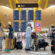 Pasajeros con maletas visualizan las pantallas, en el Aeropuerto Adolfo Suárez Madrid-Barajas, a 14 de agosto de 2025, en Madrid (España).  Alejandro Martínez Vélez - Europa Press