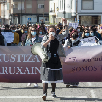 Varias mujeres participan en una manifestación en apoyo a las 87 mujeres que en 2019 fueron grabadas “sin autorización”, a 4 de abriil de 2021, en San Cibrao, Lugo, Galicia (España). Carlos Castro - Europa Press