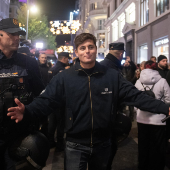 El periodista Vito Quiles (c) durante una concentración por el día de la Eliminación de la violencia contra las Mujeres. Fernando Sánchez - Europa Press