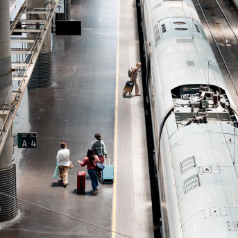 Varias personas en uno de los andenes de la estación Puerta de Atocha-Almudena Grandes en Madrid (España). Carlos Luján - Europa Press