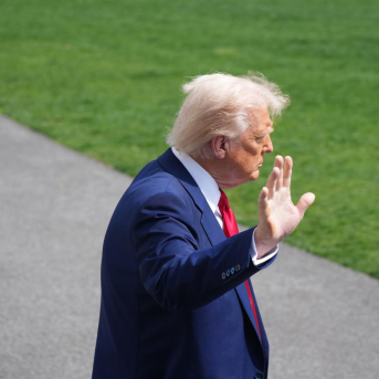 03 April 2025, US, Washington: US President Donald Trump leaves after speaking to media at the White House. Photo: Andrew Leyden/ZUMA Press Wire/dpa Andrew Leyden/ZUMA Press Wire/dp / DPA