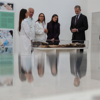 Los Reyes Felipe VI y doña Letizia visitan el proyecto 'Salvem les fotos' de la UPV. JORGE GIL/EUROPA PRESS Los Reyes Felipe VI y doña Letizia visitan el proyecto 'Salvem les fotos' de la UPV. JORGE GIL/EUROPA PRESS