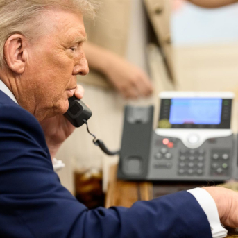 El presidente de Estados Unidos, Donald Trump, al teléfono desde el Despacho Oval de la Casa Blanca Europa Press/Contacto/White House