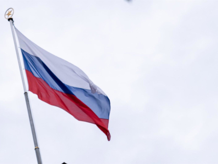 Una bandera de Rusia en el edificio de la Embajada rusa en Alemania (archivo) Carsten Koall/dpa