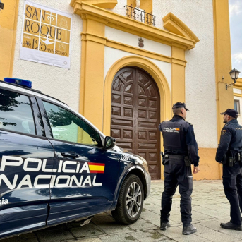 Agentes de Policía Nacional frente a la Iglesia de San Roque de Almería. POLICÍA NACIONAL