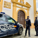 Agentes de Policía Nacional frente a la Iglesia de San Roque de Almería. POLICÍA NACIONAL