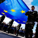 Militares con una bandera de la Unión Europea EUROPEAN UNION 2014 - EUROPEAN PARLIAMENT