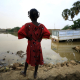 Una niña frente a una zona inundada en la capital de Sudán, Jartum MOHAMED KHIDIR / XINHUA NEWS / CONTACTOPHOTO
