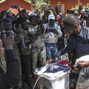 El candidato de la oposición ugandesa, Robert Kyagulanyi, conocido como Bobi Wine, votando el día de las elecciones, en Kampala, la capital. Europa Press/Contacto/Mary Kansiime El candidato de la oposición ugandesa, Robert Kyagulanyi, conocido como Bobi Wine, votando el día de las elecciones, en Kampala, la capital. Europa Press/Contacto/Mary Kansiime